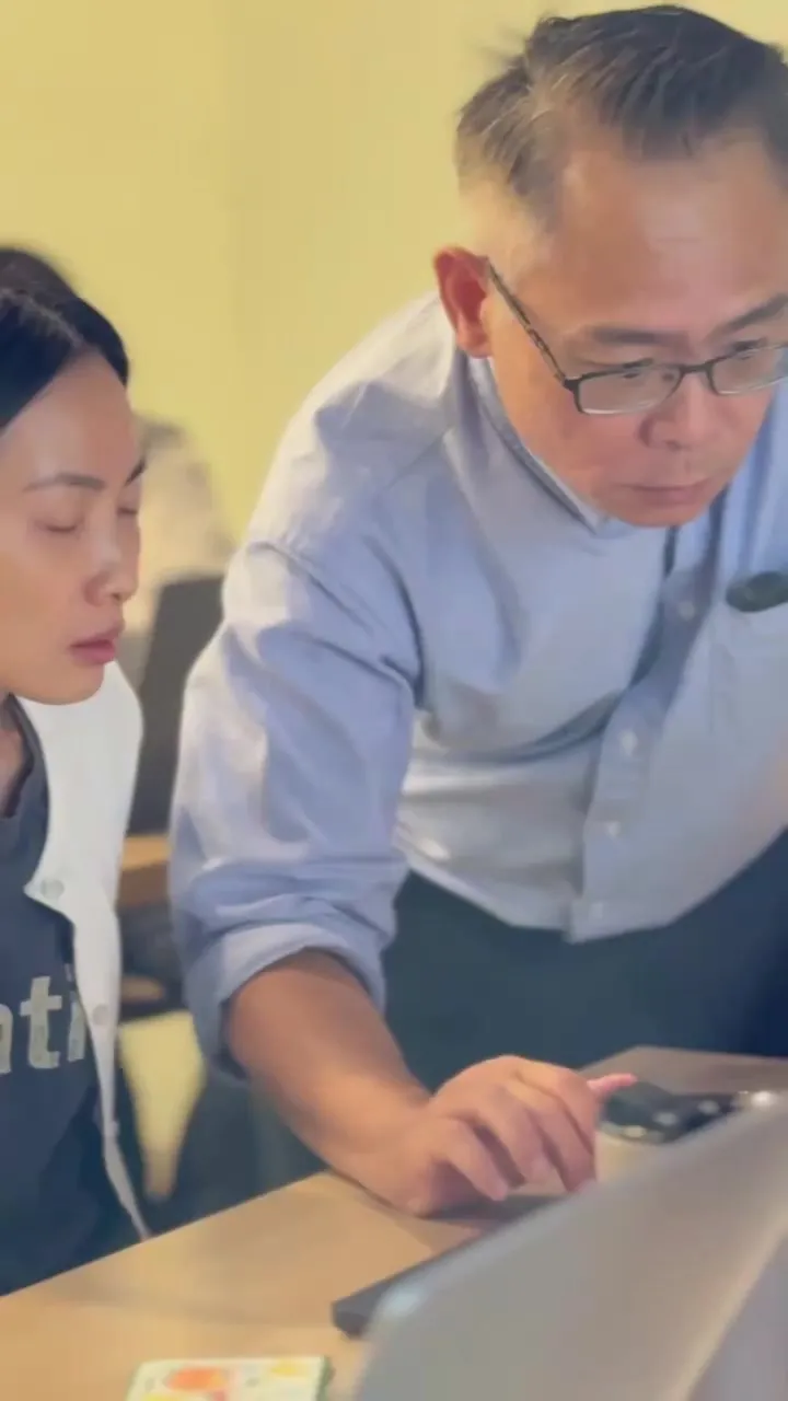 Yu Wen-Hao leaning over to look at a participant's laptop