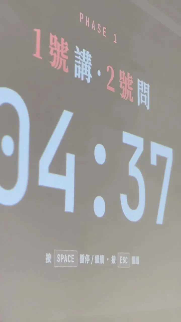 A countdown on the projector screen: in pairs, one explains and the other asks
