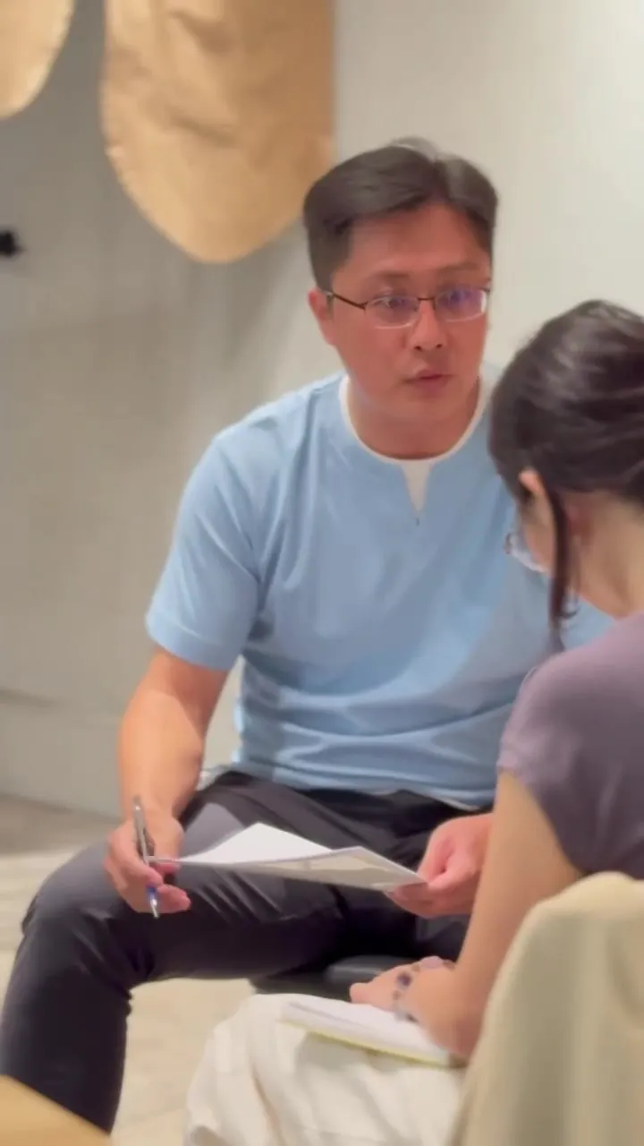 A participant with pen and paper explaining something to his group