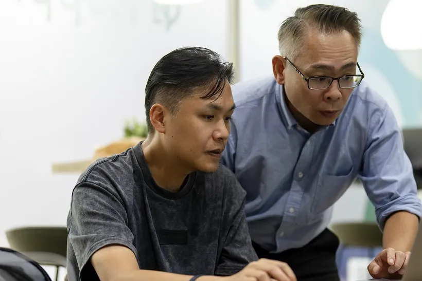 Yu Wen-Hao and a participant looking at a screen together